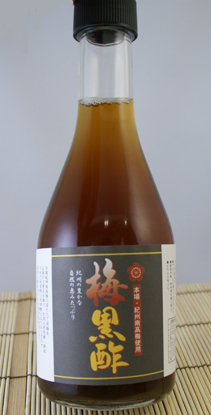 吉野杉樽で一年天然熟成醗酵させた紀州南高梅黒酢　350ｇ